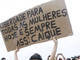 Esta mulher desfilou em frente à rua Joana Angélica com um cartaz pedindo liberdade