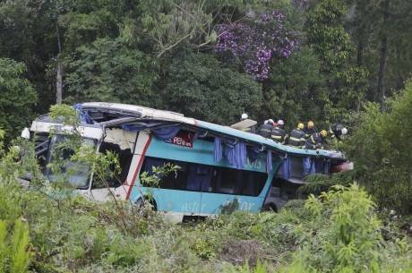 Ônibus leito de dois andares capota e cai em ribanceira na Régis Bittencourt na madrugada deste domingo (22)