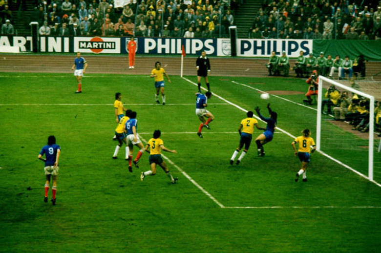 A camisa da Copa do Mundo de 1974 era praticamente a mesma de quatro anos antes. Mas o time estava longe de manter a mesma qualidade. Já sem Gérson, Carlos Alberto Torres, Clodoaldo, Tostão e Pelé, o time foi superado pela Holanda. Nem mesmo a inclusão das três estrelas acima do distintivo deram sorte ao uniforme