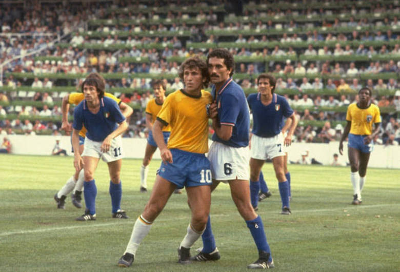 O time de Zico disputou a Copa do Mundo de 1982 pela primeira vez com a sigla CBF, de Confederação Brasileira de Futebol, na camisa. O tradicional escudo deu lugar ao troféu Julies Rimet. Dona de um verdadeiro futebol-arte, o time acabou eliminado pela Itália de Paolo Rossi