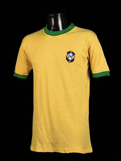 Os anos de 1970 marcaram uma verdadeira revolução no material esportivo. A elegante camisa da seleção brasileira utilizada na Copa no México ganhou um corte simples, com gola careca e punho em verde. Com o eterno camisa 10 no auge, a equipe se sagrou tricampeão diante da Itália