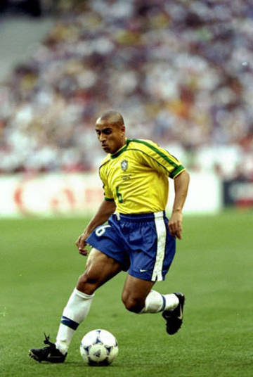 A grande novidade no uniforme para a Copa 1998 foi a quarta estrela na camisa. O modelo ganhou gola careca e retas verdes dos ombros até as mangas, como mostra a foto com o lateral-esquerdo Roberto Carlos. Foi a primeira vez que a seleção brasileira usou o uniforme da nova fornecedora de material esportivo em Mundiais. Terminou com o vice-campeonato diante da França de Zinedine Zidane