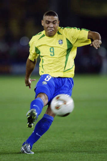 A amarelinha tinha um pouco mais de verde na Copa 2002. A seleção brasileira foi pentacampeã mundial com uma espécie de setas na camisa imortalizada por Ronaldo. O modelo, com outras cores, claro, também foi usado por outras equipes com patrocinadas pela mesma empresa de material esportivo