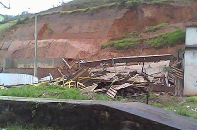 Perto dali, em Lima Duarte, um prédio de cinco andares que já estava ameaçado desabou após um temporal