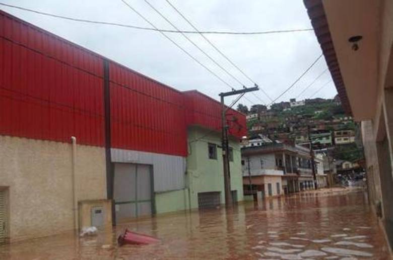Em Ubá, na Zona da Mata, 300 famílias ficaram desalojadas após um temporal de cerca de 40 minutos