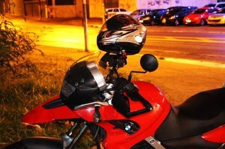 PM parou moto em semáforo e foi abordado por dois adolescentes