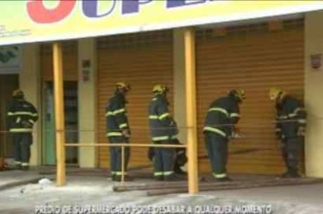 Bombeiros tiveram que instalar escoras de madeira para evitar desabamento do prédio