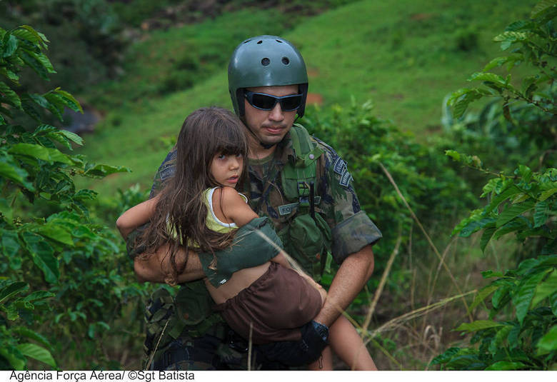 Além da FAB, outras ajudas foram enviadas ao Estado. O governo de São Paulo enviou na tarde desta quinta-feira (26) um 
helicóptero Águia, do Grupamento Aéreo da Polícia Militar, para o 
Espírito Santo para ajudar no socorro às vítimas das chuvas 