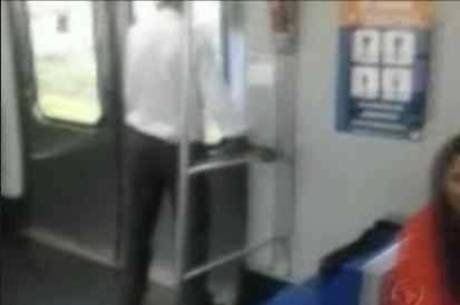 Após urinar na porta do vagão, homem voltou e sentou no assento destinado a passageiros preferenciais