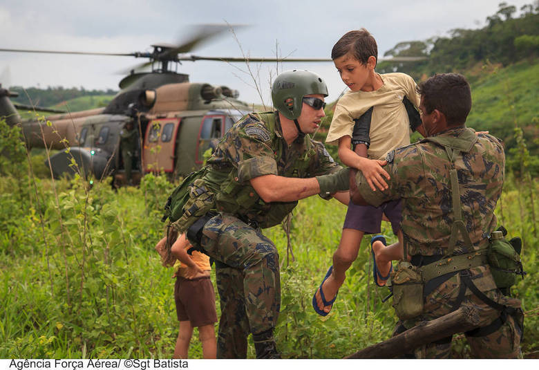 Para esse tipo de missão, os militares planejam
a rota, preparam a aeronave com o material para resgate e primeiros socorros. A
tripulação mínima é de dois pilotos, um mecânico, um operador de equipamentos
especiais e dois 'resgateiros'