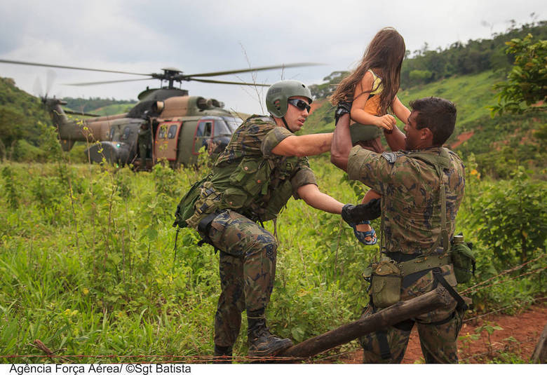 Criança é resgatada por militar em área afetada pelas chuvas