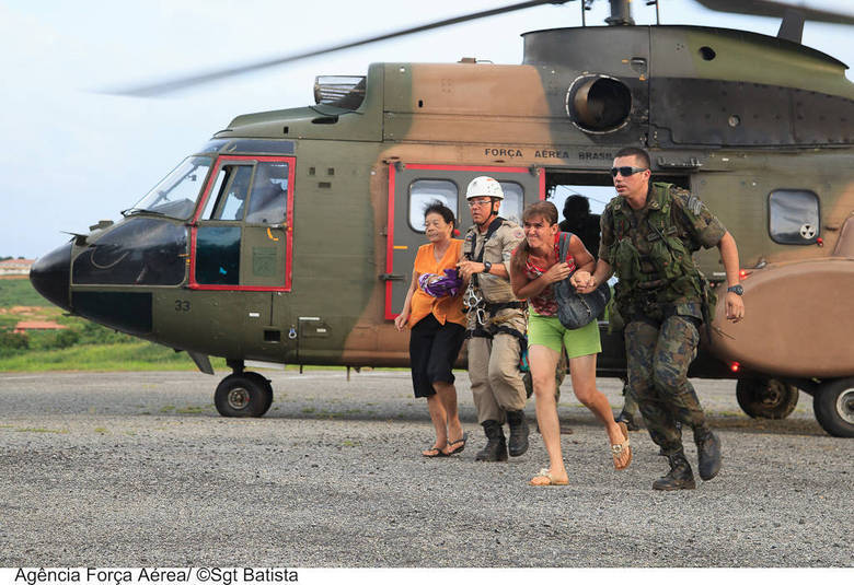 A aeronave pousou
em uma região montanhosa de difícil acesso e resgatou uma senhora de 75 anos
com os dois netos e a mãe das crianças