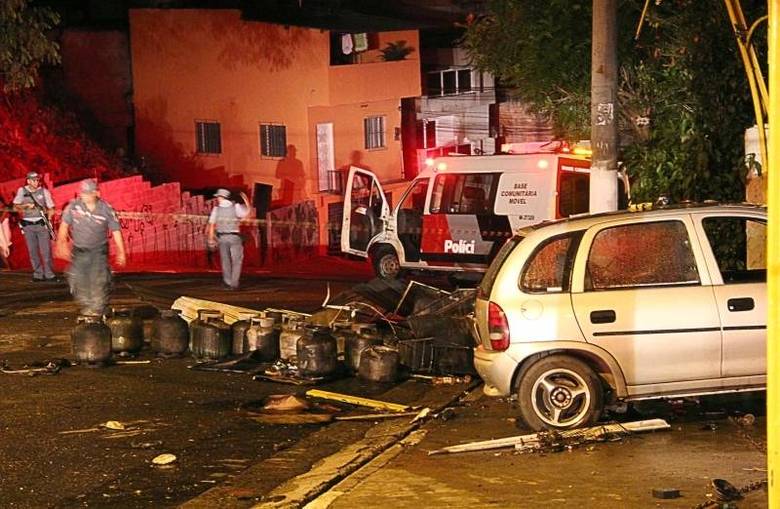 Dois bombeiros e o dono de um depósito de gás ficaram
feridos após uma explosão no bairro Capão Redondo, na zona sul de São Paulo, no
final da noite desta sexta-feira (27)Do R7, com Agência Record