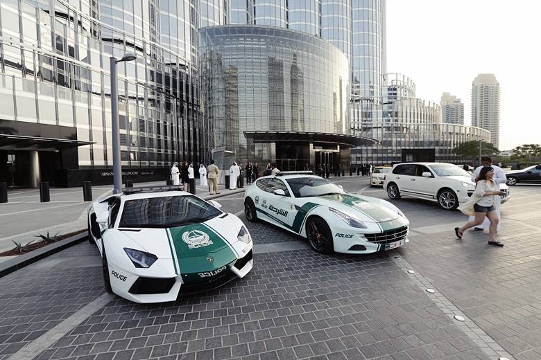 Acima, a dupla que promete 'tirar o sono' da (provavelmente tímida) bandidagem em Dubai: à direita a Ferrari FF, à esquerda o Lamborghini AventadorSaiba tudo sobre carros! Acesse R7.com/carrosE confira os melhores preços de novos e usados em r7.icarros.com.br