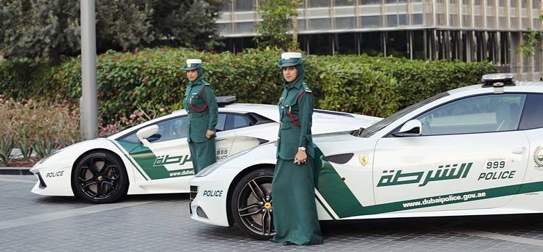 Policiais posam para foto totalmente cobertas pela farda que as protege do sol desértico de Dubai — e também de eventuais olhares cobiçososSaiba tudo sobre carros! Acesse R7.com/carrosE confira os melhores preços de novos e usados em r7.icarros.com.br