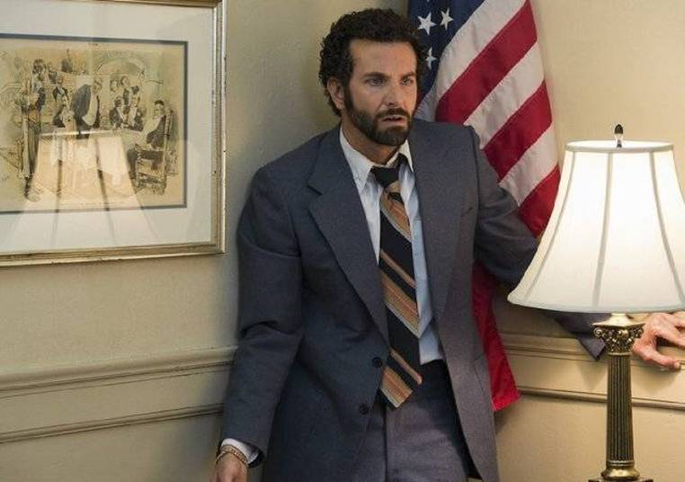 Bradley CooperAtuando novamente com Jennifer Lawrence, depois do sucesso de O Lado Bom da Vida, Bradley Cooper deve ser indicado ao Oscar de Melhor Ator novamente, só que por seu papel em Trapaça. O bonitão consegue dessa vez? Só nos resta esperar! Bradley CooperAtuando novamente com Jennifer Lawrence, depois do sucesso de O Lado Bom da Vida, Bradley Cooper deve ser indicado ao Oscar de Melhor Ator novamente, só que por seu papel em Trapaça. O bonitão consegue dessa vez? Só nos resta esperar!