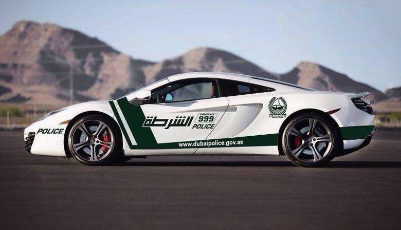 Luxuosa, imponente e segura, Dubai não é o tipo de cidade onde a bandidagem costuma fazer 'festa'. Mesmo assim, a polícia da província árabe mantém uma poderosa frota de supercarros, provavelmente a mais cara do planeta. Só este ano a corporação comprou os modelos 'top' de marcas como Aston Martin, Bugatti, Ferrari, Lamborghini, Aston Martin. E agora, o superesportivo inglês McLaren MP4-12C é a mais nova aquisição deles.Marketing? Com certeza. Confira a seguir os supercarros da polícia de DubaiSaiba tudo sobre carros! Acesse R7.com/carrosE confira os melhores preços de novos e usados em r7.icarros.com.br