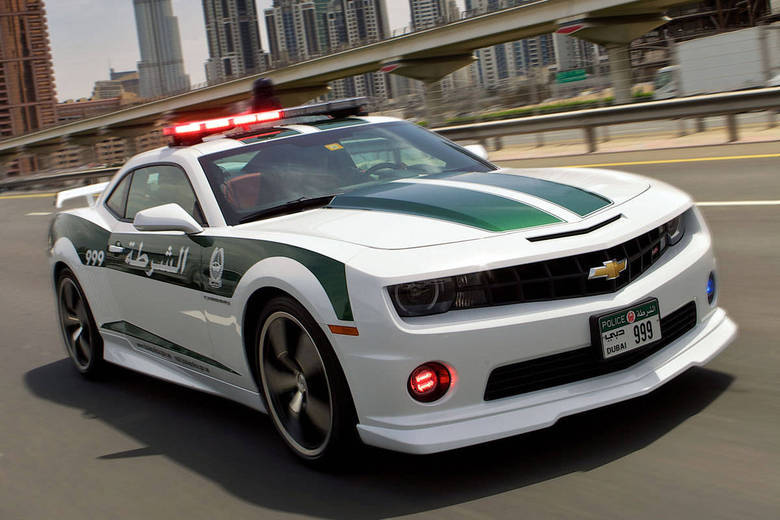 O Chevrolet Camaro é um dos carros mais basiquinhos da polícia de Dubai. A versão é a SS, mesma oferecida no Brasil, equipada com um 'big block' 6.2 V8 aspirado a gasolina capaz de despejar 406 cv de força e 56,7 kgfm de torqueSaiba tudo sobre carros! Acesse R7.com/carrosE confira os melhores preços de novos e usados em r7.icarros.com.br