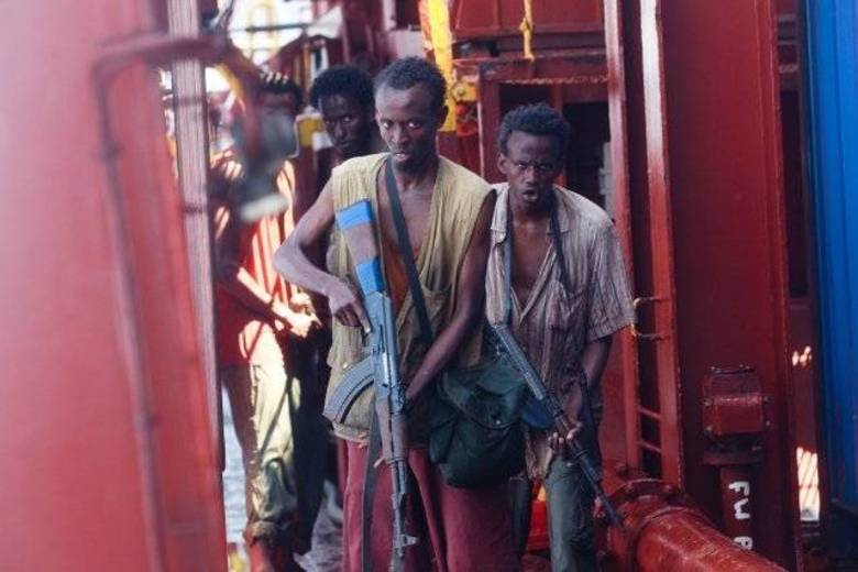 Barkhad
AbdiUma das revelações do ano é, sem dúvidas, o somaliano Barkhad Abdi. Em sua estreia como ator, ele rouba a cena como o maior vilão de Capitão Phillips. Barkhad vive o líder dos sequestradores do navio comandado pelo protagonista, feito por Tom Hanks. O nível de talento dele é alto e seus olhos passam muita emoção. Ele deve ser indicado ao Oscar de Melhor Ator Coadjuvante
Barkhad
AbdiUma das revelações do ano é, sem dúvidas, o somaliano Barkhad Abdi. Em sua estreia como ator, ele rouba a cena como o maior vilão de Capitão Phillips. Barkhad vive o líder dos sequestradores do navio comandado pelo protagonista, feito por Tom Hanks. O nível de talento dele é alto e seus olhos passam muita emoção. Ele deve ser indicado ao Oscar de Melhor Ator Coadjuvante