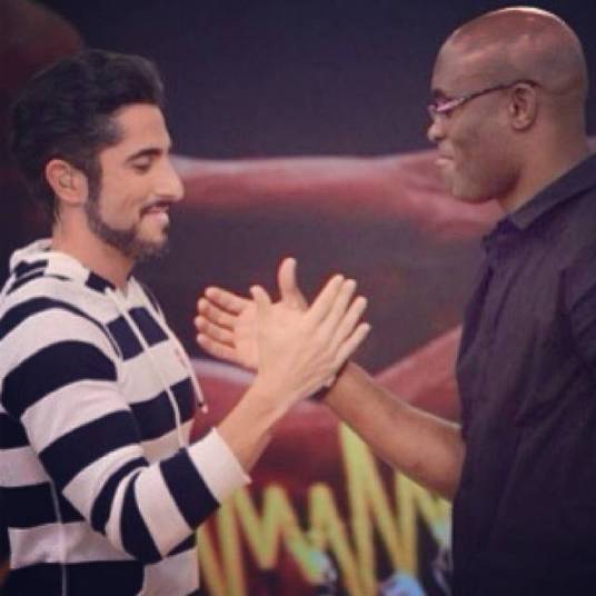 

Marcos Mion, que está nos Estados Unidos com Rodrigo Faro,
contou no Instagram que precisou fazer um “gato” para conseguir ver a luta.
Após a fratura, o apresentador deixou uma mensagem carinhosa na rede social.

— “Tamo” junto, independente do resultado. Meu coração e
orações estão com os filhos, a mulher e a família do Anderson. E, como sempre,
irmão, conte comigo nesse processo de recuperação. Deus dá o frio conforme o
cobertor, você vai superar mais essa porque o sangue que corre nas suas veias,
é sangue de campeão. E é isso que você sempre será

