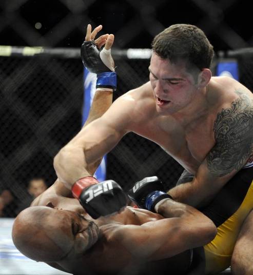 Weidman estava em vantagem na luta e tinha pontuado mais no primeiro round da luta contra Spider, que acabou com a lesão do brasileiro no tempo seguinte Weidman estava em vantagem na luta e tinha pontuado mais no primeiro round da luta contra Spider, que acabou com a lesão do brasileiro no tempo seguinte