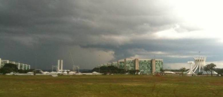 A meteorologia prevê tempo fechado e chuvoso neste sábado (21), em Brasília. A mínima prevista é de 15°C e a máxima de 30°C. A umidade relativa do ar na capital federal deve variar entre 41% e 81%