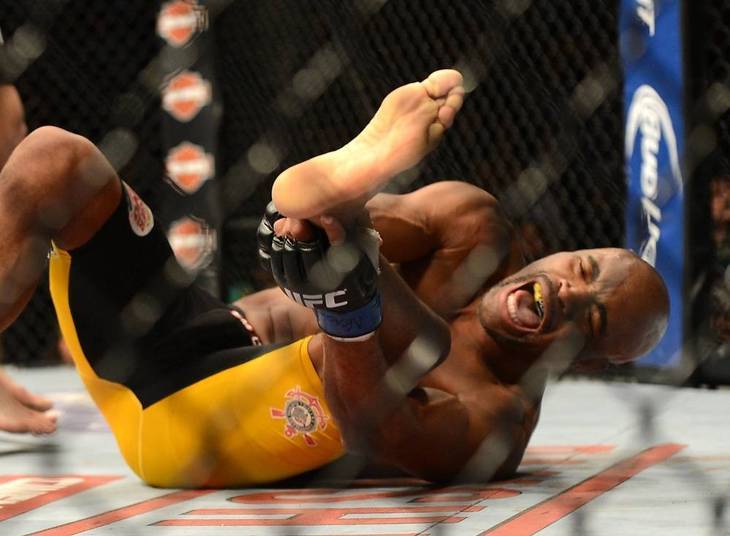 Em um dos momentos mais dramáticos da história do UFC, Anderson Silva
fraturou a canela ao aplicar um forte chute baixo em Chris Weidman e
permaneceu estirado por alguns minutos antes de ser levado ao hospital
mais próximo da Arena MGM, em Las Vegas...Leia mais Em um dos momentos mais dramáticos da história do UFC, Anderson Silva
fraturou a canela ao aplicar um forte chute baixo em Chris Weidman e
permaneceu estirado por alguns minutos antes de ser levado ao hospital
mais próximo da Arena MGM, em Las Vegas...Leia mais