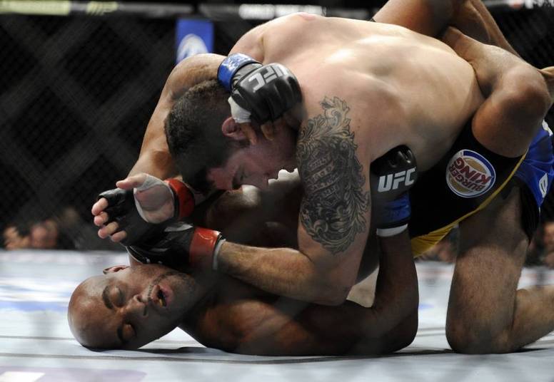 Mais concentrado do que em sua última apresentação, Anderson não brincou
em nenhum momento, mas levou a pior no primeiro assalto. Depois de ser
colocado para baixo, o Spider levantou rapidamente e tentou imprimir
seu ritmo em pé Mais concentrado do que em sua última apresentação, Anderson não brincou
em nenhum momento, mas levou a pior no primeiro assalto. Depois de ser
colocado para baixo, o Spider levantou rapidamente e tentou imprimir
seu ritmo em pé