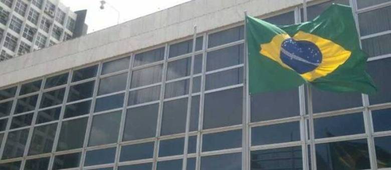 Um internauta do R7 DF flagrou a Bandeira do Brasil hasteada de cabeça para baixo na porta do TRF (Tribunal Regional Federal da 1ª Região), no Setor de Autarquias Sul, em Brasília, nesta segunda-feira (30). A reportagem do R7 DF foi até o local e confirmou que a bandeira está na posição errada. A assessoria de imprensa do TRF foi procurada, mas as ligações não foram atendidas