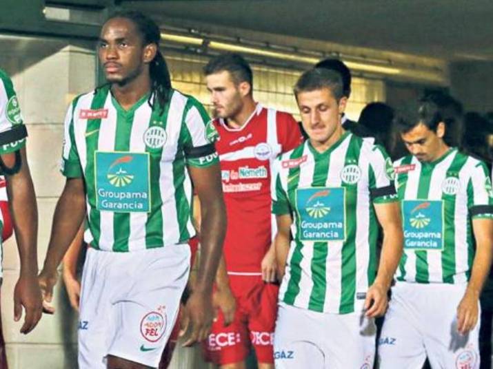 Akeen Adams (primeiro à esq.), jogador da seleção de Trinidad e Tobago, morreu nesta segunda-feira (30), em decorrência de uma hemorragia cerebral. A informação foi confirmada pelo clube de Adams, o Ferencvaros, da Hungria, que prestou homenagens ao atleta de 22 anos em sua página oficial. O jovem jogador lutava contra problemas no sistema vascular desde setembro, quando sofreu uma parada cardíaca em sua casa. Submetido a três cirurgias, ele estava à espera de um transplante de coração, mas não resistiu. Confira outras tragédias do esporte