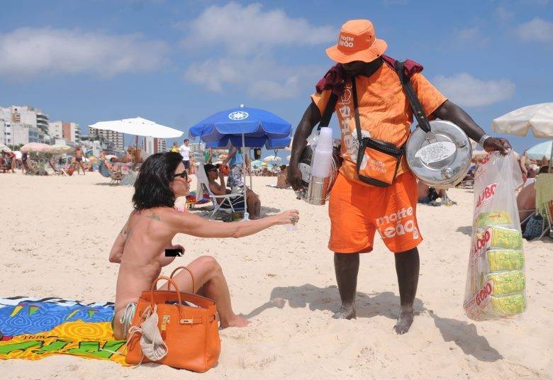 Teve mais repercussão do que adesão o protesto em favor do topless, realizado em 21 de dezembro. Uma das adeptas, a estudante Carolina Jovino, de 19 anos, disse ter ficado com medo da reação de alguns homens. Enquanto apoiadores gritavam 'sem moralismo', vendedores ambulantes e curiosos faziam comentários machistas e piadas de baixo calão. Outros incitavam, entre piadas de incentivo e comentários agressivos, que outras mulheres, inclusive repórteres, deveriam também tirar a roupa. Até guardas municipais estavam cantando mulheres. Em seu retorno a Ipanema, a cineasta mostrou naturalidade Teve mais repercussão do que adesão o protesto em favor do topless, realizado em 21 de dezembro. Uma das adeptas, a estudante Carolina Jovino, de 19 anos, disse ter ficado com medo da reação de alguns homens. Enquanto apoiadores gritavam 'sem moralismo', vendedores ambulantes e curiosos faziam comentários machistas e piadas de baixo calão. Outros incitavam, entre piadas de incentivo e comentários agressivos, que outras mulheres, inclusive repórteres, deveriam também tirar a roupa. Até guardas municipais estavam cantando mulheres. Em seu retorno a Ipanema, a cineasta mostrou naturalidade