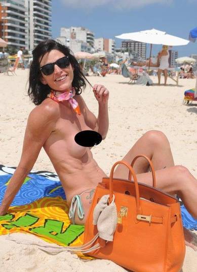 Com os seios desnudos, Ana Paula disse esperar que, aos poucos, o topless se torne mais natural. A cineasta disse que costuma fazer topless no exterior, como em Cuba ou na França.— Se ninguém fizer, não vai melhorar Com os seios desnudos, Ana Paula disse esperar que, aos poucos, o topless se torne mais natural. A cineasta disse que costuma fazer topless no exterior, como em Cuba ou na França.— Se ninguém fizer, não vai melhorar
