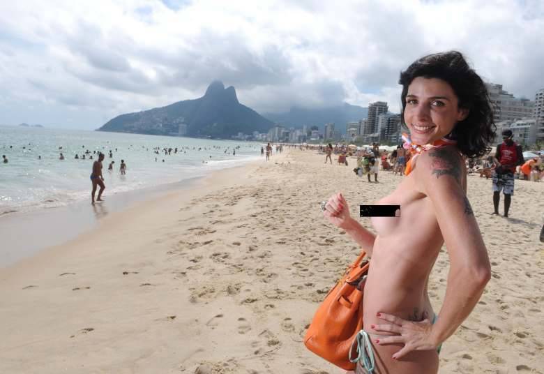 No primeiro dia do verão, um grupo de mulheres foi à praia de Ipanema, na zona sul do Rio, para promover um topless coletivo. O evento, convocado pelo Facebook, recebeu mais de 8.000 confirmações. Entretanto, a adesão foi baixíssima: cerca de seis mulheres tiraram a parte de cima do biquíni diante de um batalhão de fotógrafos e curiosos. Contrariada com o esvaziamento do protesto, a cineasta Ana Paula Nogueira voltou a Ipanema e, em entrevista ao jornal O Dia, disse que agora vai entrar de vez na luta contra o que chamou de hipocrisia No primeiro dia do verão, um grupo de mulheres foi à praia de Ipanema, na zona sul do Rio, para promover um topless coletivo. O evento, convocado pelo Facebook, recebeu mais de 8.000 confirmações. Entretanto, a adesão foi baixíssima: cerca de seis mulheres tiraram a parte de cima do biquíni diante de um batalhão de fotógrafos e curiosos. Contrariada com o esvaziamento do protesto, a cineasta Ana Paula Nogueira voltou a Ipanema e, em entrevista ao jornal O Dia, disse que agora vai entrar de vez na luta contra o que chamou de hipocrisia