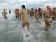 Pessoas participam do tradicional banho pelado em uma praia nudista de Le Cap d'Agde, região sul da França, nesta terça-feira (31)