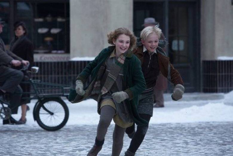 A Menina que Roubava
Livros foi um livro de sucesso mundial, de Marcus Zusak. O best-seller rendeu
o filme que se passa na Segunda Guerra Mundial e estreia no dia 31 de janeiro A Menina que Roubava
Livros foi um livro de sucesso mundial, de Marcus Zusak. O best-seller rendeu
o filme que se passa na Segunda Guerra Mundial e estreia no dia 31 de janeiro