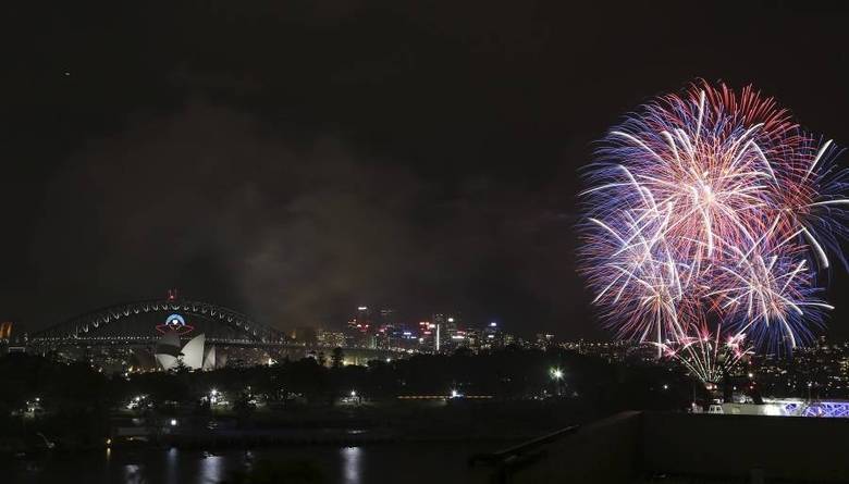 Na Austrália já é 2014. Fogos explodem próximo a Harbor Bridge e Opera House durante a festa de Ano-Novo, em Sidney