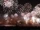 Em Dubai, nos Emirados
Árabes Unidos, a festa de Ano-Novo tem um ingrediente a mais: a cidade tenta
quebrar o recorde da maior queima de fogos do mundo. 
Segundo os organizadores,
500 mil fogos de artifício seria lançados nesta virada de ano. A festa acontece
com a presença de monitores do Guinness: Livro dos Recordes. O resultado ainda
não foi divulgado. 

O recorde atual pertence
ao Kuait, que, em novembro de 2012, celebrou os 50 anos da Constituição do país
com 77.282 fogos de artifício, numa festa que durou uma hora