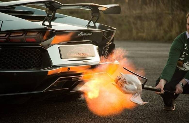 O que fazer quando você tem um peru, um supercarro de R$ 3 milhões e nada na cabeça? No caso de um milionário europeu anônimo, a resposta é: assar o jantar com o seu Lamborghini Aventador! Saiba o que levou esse doido a criar o fogão mais caro do mundo nas próximas fotosSaiba tudo sobre carros! Acesse R7.com/carrosE confira os melhores preços de novos e usados em r7.icarros.com.br O que fazer quando você tem um peru, um supercarro de R$ 3 milhões e nada na cabeça? No caso de um milionário europeu anônimo, a resposta é: assar o jantar com o seu Lamborghini Aventador! Saiba o que levou esse doido a criar o fogão mais caro do mundo nas próximas fotosSaiba tudo sobre carros! Acesse R7.com/carrosE confira os melhores preços de novos e usados em r7.icarros.com.br