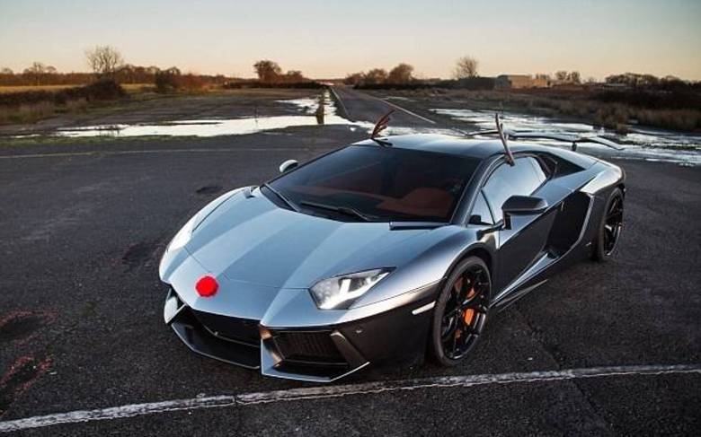 A proeza foi feita em homenagem às festas de final de ano, e contou até com caracterização do superesportivo italianoSaiba tudo sobre carros! Acesse R7.com/carrosE confira os melhores preços de novos e usados em r7.icarros.com.br A proeza foi feita em homenagem às festas de final de ano, e contou até com caracterização do superesportivo italianoSaiba tudo sobre carros! Acesse R7.com/carrosE confira os melhores preços de novos e usados em r7.icarros.com.br
