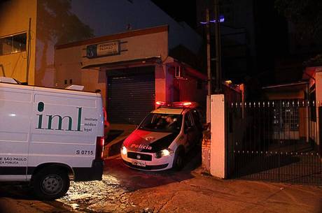 Dupla tentou entrar no local acessando o corredor de uma casa