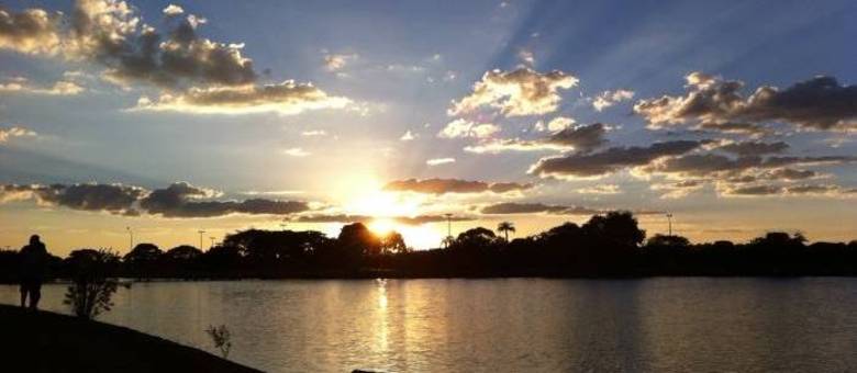 A terça-feira (24) deve ser com predomínio de sol e pouca variação de nuvens no Distrito Federal. A meteorologia prevê temperatura mínima de 16°C e máxima de 27°C. A umidade relativa do ar deve variar entre 43% e 80%