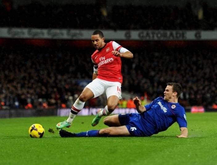 O líder da Premier League é o Arsenal, que conseguiu se manter na frente da tabela apenas no finalzinho do jogo contra o Cardiff. Jogando em casa, a equipe venceu por 2 a 0, com gols aos 43 e 47 minutos da segunda etapa