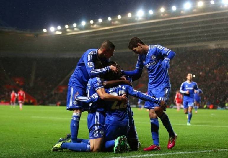 O primeiro dia do ano foi marcado por muito futebol na Inglaterra. Em rodada da Premier League nesta quarta-feira (1º) Willian e Oscar ajudaram o Chelsea enquanto Fernandinho marcou na suada vitória do vice-líder Manchester City. Veja a seguir tudo o que rolou por lá! O primeiro dia do ano foi marcado por muito futebol na Inglaterra. Em rodada da Premier League nesta quarta-feira (1º) Willian e Oscar ajudaram o Chelsea enquanto Fernandinho marcou na suada vitória do vice-líder Manchester City. Veja a seguir tudo o que rolou por lá!