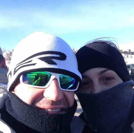 Apesar das críticas, Barrichello aproveitou a viagem ao lado da família e apareceu passando muito frio ao lado da mulher Silvana