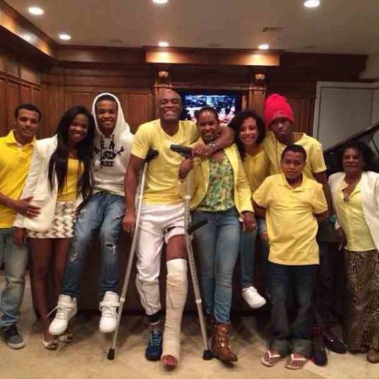 O lutador Anderson Silva já teve alta e se recupera ao lado da família em Los Angeles, nos Estados Unidos. O ex-campeão dos pesos médios agradeceu o carinho dos fãs que torcem pela sua recuperação:— E assim começo meu ano, agradecendo a todos pelo apoio e feliz por estar com a minha família reunida . Que 2014 seja assim ... família e sorriso estampado no rosto, estou me recuperando e sou grato ao carinho de todos vocês. OBRIGADO O lutador Anderson Silva já teve alta e se recupera ao lado da família em Los Angeles, nos Estados Unidos. O ex-campeão dos pesos médios agradeceu o carinho dos fãs que torcem pela sua recuperação:— E assim começo meu ano, agradecendo a todos pelo apoio e feliz por estar com a minha família reunida . Que 2014 seja assim ... família e sorriso estampado no rosto, estou me recuperando e sou grato ao carinho de todos vocês. OBRIGADO