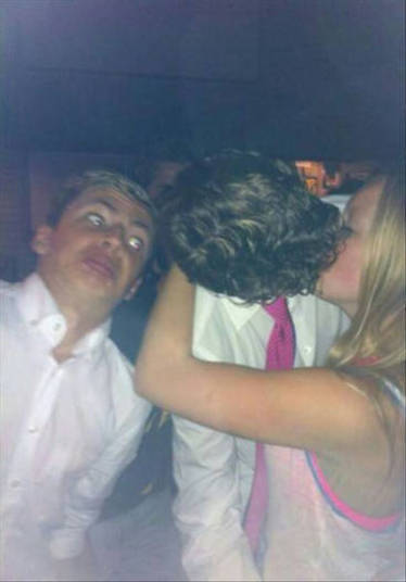 Esse sujeito fez o que pode para estragar a foto do casal