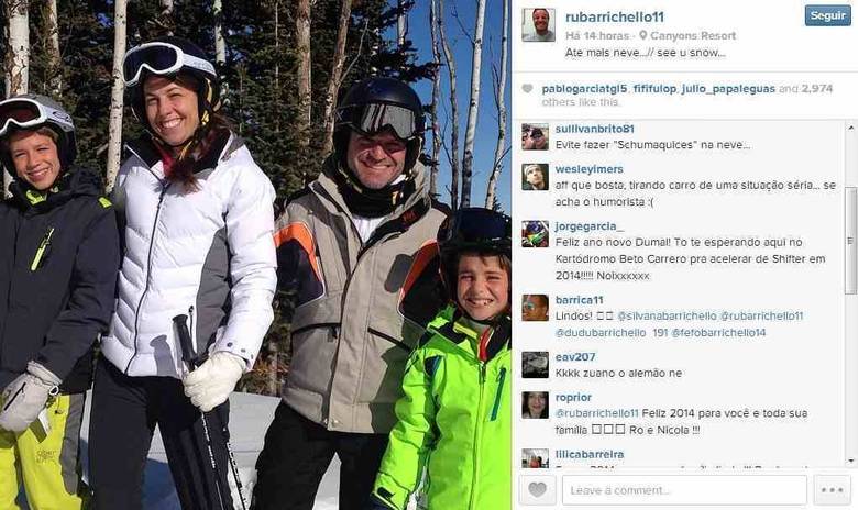 Rubens Barrichello viajou para curtir a virada do ano com a família em uma estação de esqui nos Estados Unidos. Durante esse período de descanso do brasileiro, o alemão Michael Schumacher sofreu um grave acidente durante uma descida de esqui alpino nos Alpes franceses e corre risco de morte. Na noite da última quarta-feira (1º), Rubinho publicou uma foto da família durante a atividade na neve e recebeu críticas de alguns dos seus seguidores na web, que consideraram a imagem uma provocação ao seu ex-companheiro de Ferrari. Barrichello respondeu e disse que a viagem estava marcada há 10 meses