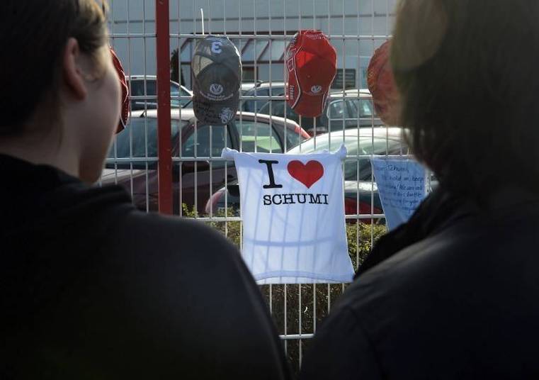 Em seu oitavo dia de internação, Michael Schumacher teria apresentado uma leve melhora apesar do estado de saúde ainda seguir crítico. É o que garante uma pessoa próxima da família do heptacampeão mundial de Fórmula 1. O ex-piloto ainda está em coma no Centro Hospitalar Universitário de Grenoble, na França, depois do acidente de esqui Em seu oitavo dia de internação, Michael Schumacher teria apresentado uma leve melhora apesar do estado de saúde ainda seguir crítico. É o que garante uma pessoa próxima da família do heptacampeão mundial de Fórmula 1. O ex-piloto ainda está em coma no Centro Hospitalar Universitário de Grenoble, na França, depois do acidente de esqui