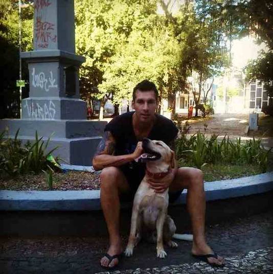 Em suas redes sociais, o jogador uruguaio adora aparecer com o seu cão de estimação 