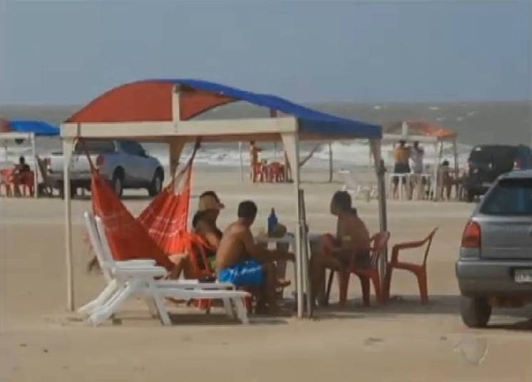 As tradicionais cenas de crianças brincando na água e adultos relaxando nos bares ou mesmo tomando sol nas praias ganhou uma nova forma em São Luís do Maranhão na última quarta-feira (1º)